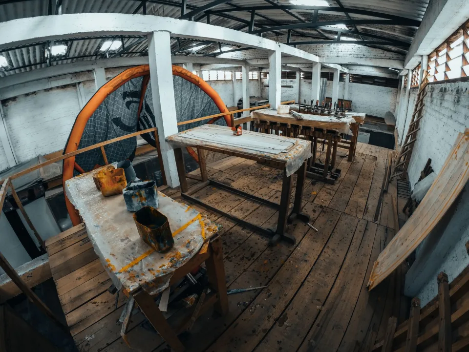 Thợ đang gia công chi tiết